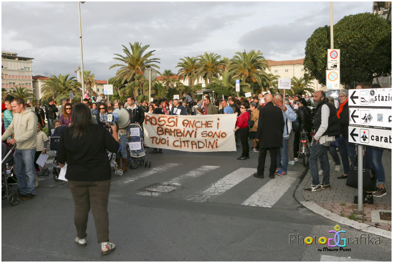 Il “corteo dei passeggini” ottiene dalla Regione i fondi per mantenere i servizi estivi