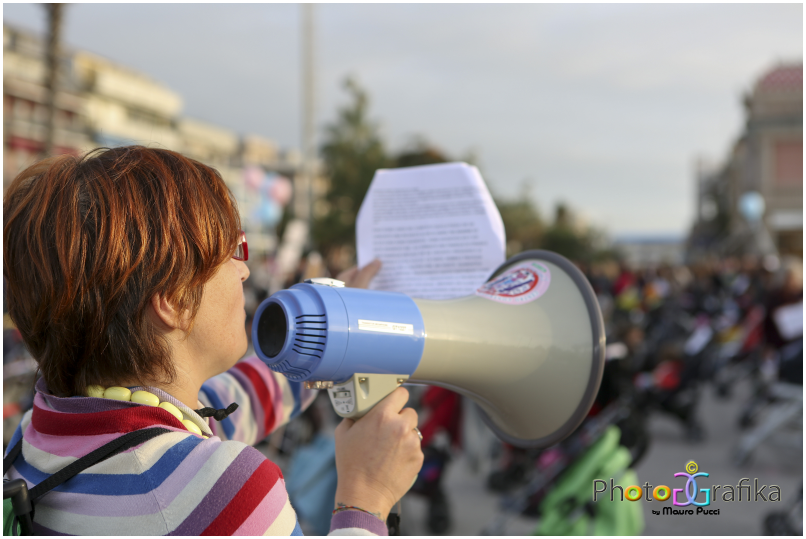 Le mamme del “corteo dei passeggini” scrivono a Rossi: “Incontriamoci a Viareggio”