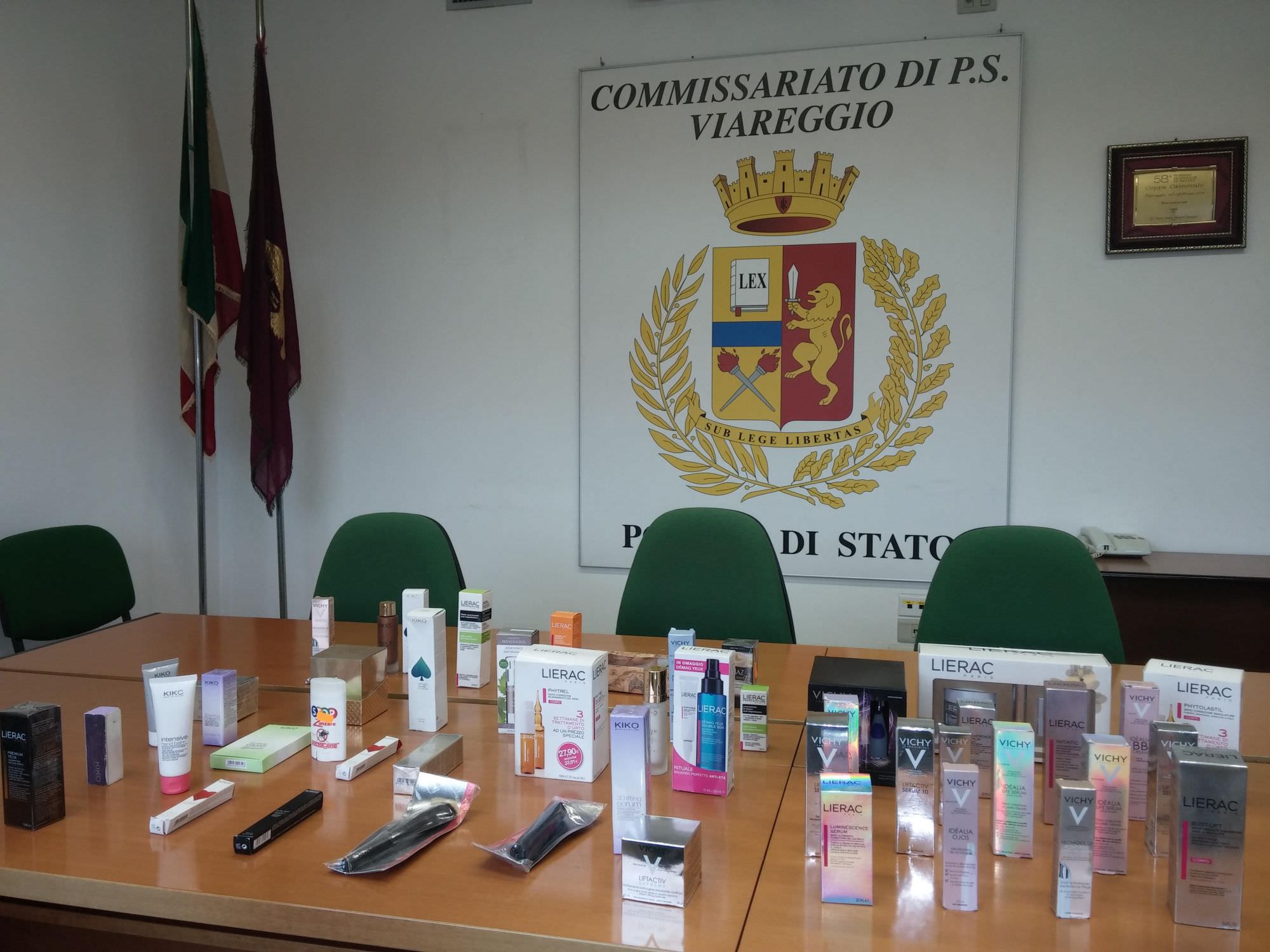 Chiama la Polizia per una lite con il compagno. Lei denunciata per furto aggravato e ricettazione, lui per detenzione abusiva di armi