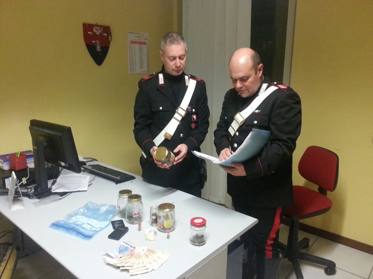 Trovato in possesso di 25 grammi di marjuana e 880 euro. Denunciato un ventenne