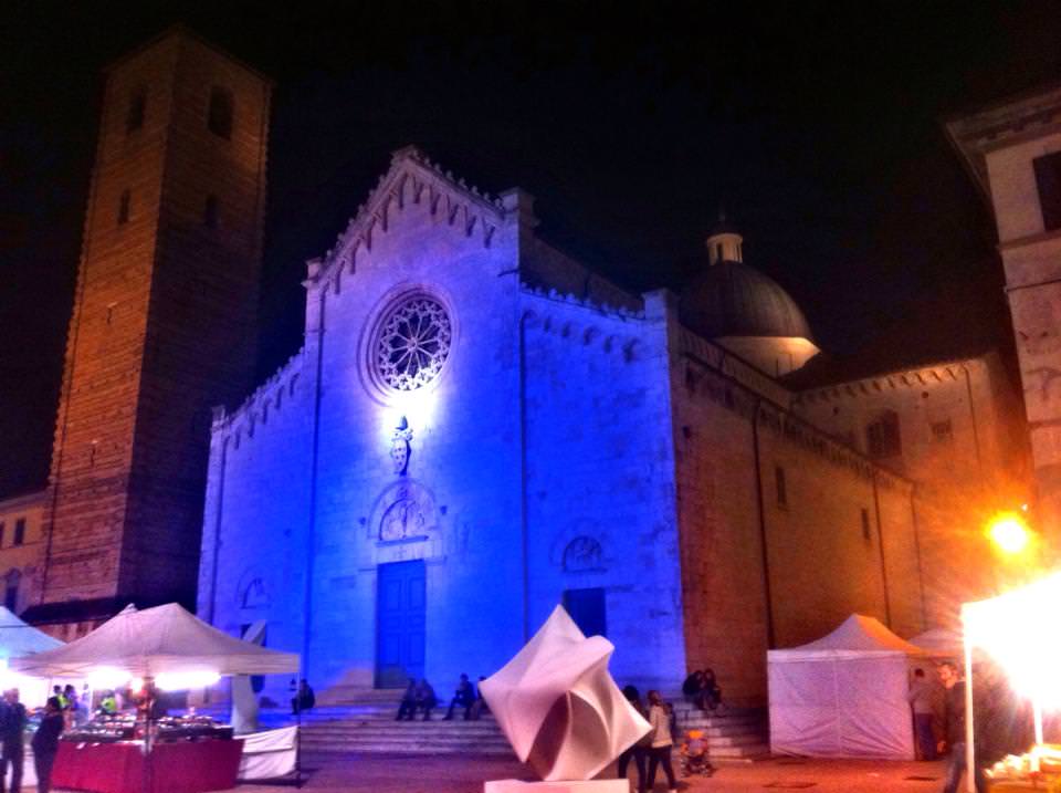 Giornata Mondiale dell’Autismo. Pietrasanta si tinge di blu