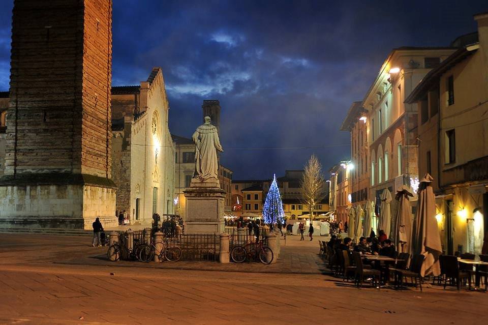 Controlli di polizia e Asl ai locali del centro storico di Pietrasanta