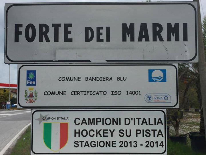 A Forte dei Marmi spunta un cartello celebrativo dello scudetto di hockey