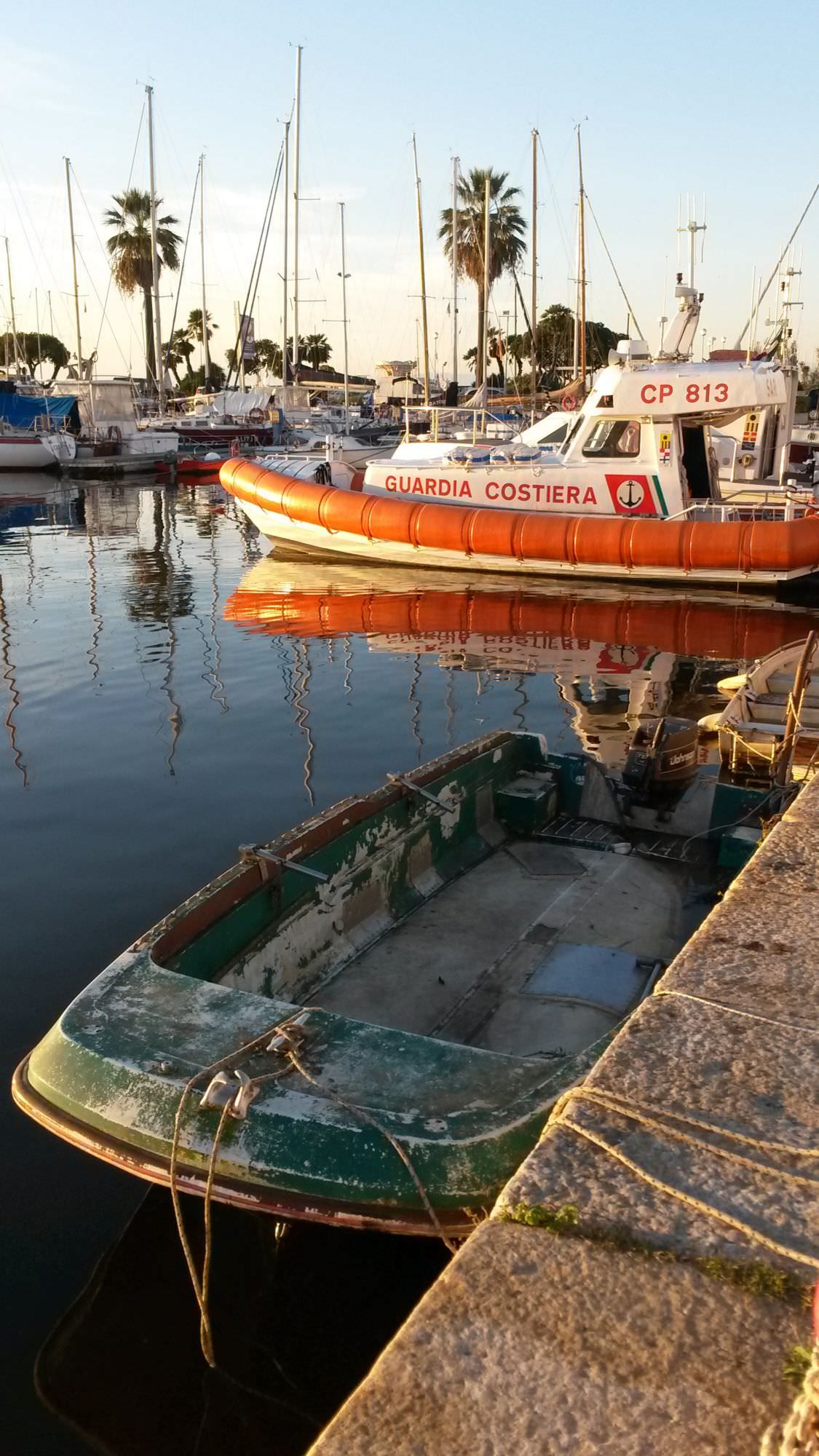 Barca alla deriva a largo di Viareggio, recuperata dalla Capitaneria