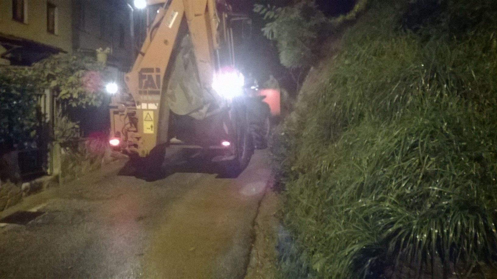 Frana in via Polla del Morto, isolate alcune famiglie durante la notte