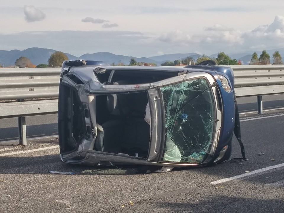 Si ribalta con l’auto sulla variante. In ospedale 25enne