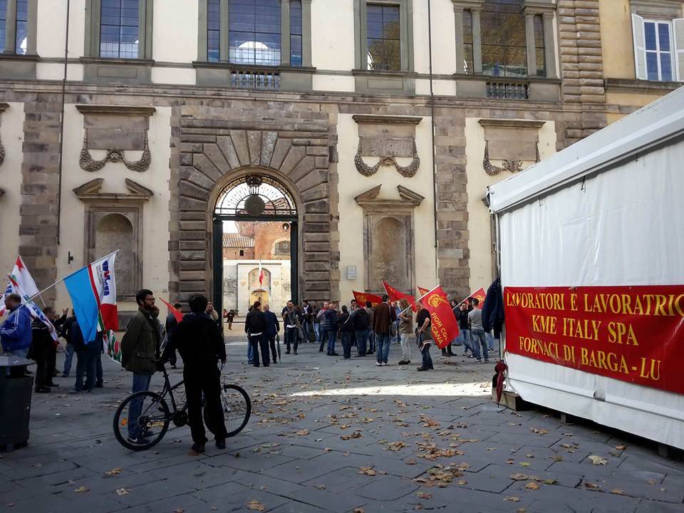 Crisi occupazionale, i metalmeccanici manifestano di fronte alla prefettura di Lucca