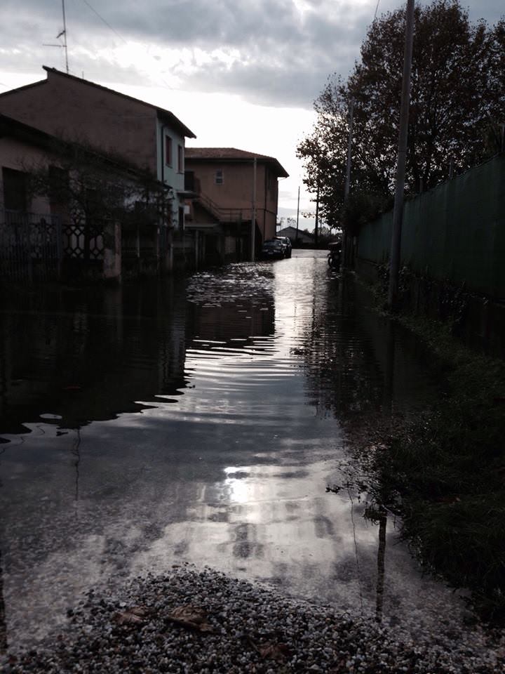 Strada allagata e acqua alta. Protesta dei residenti di via Consorziale