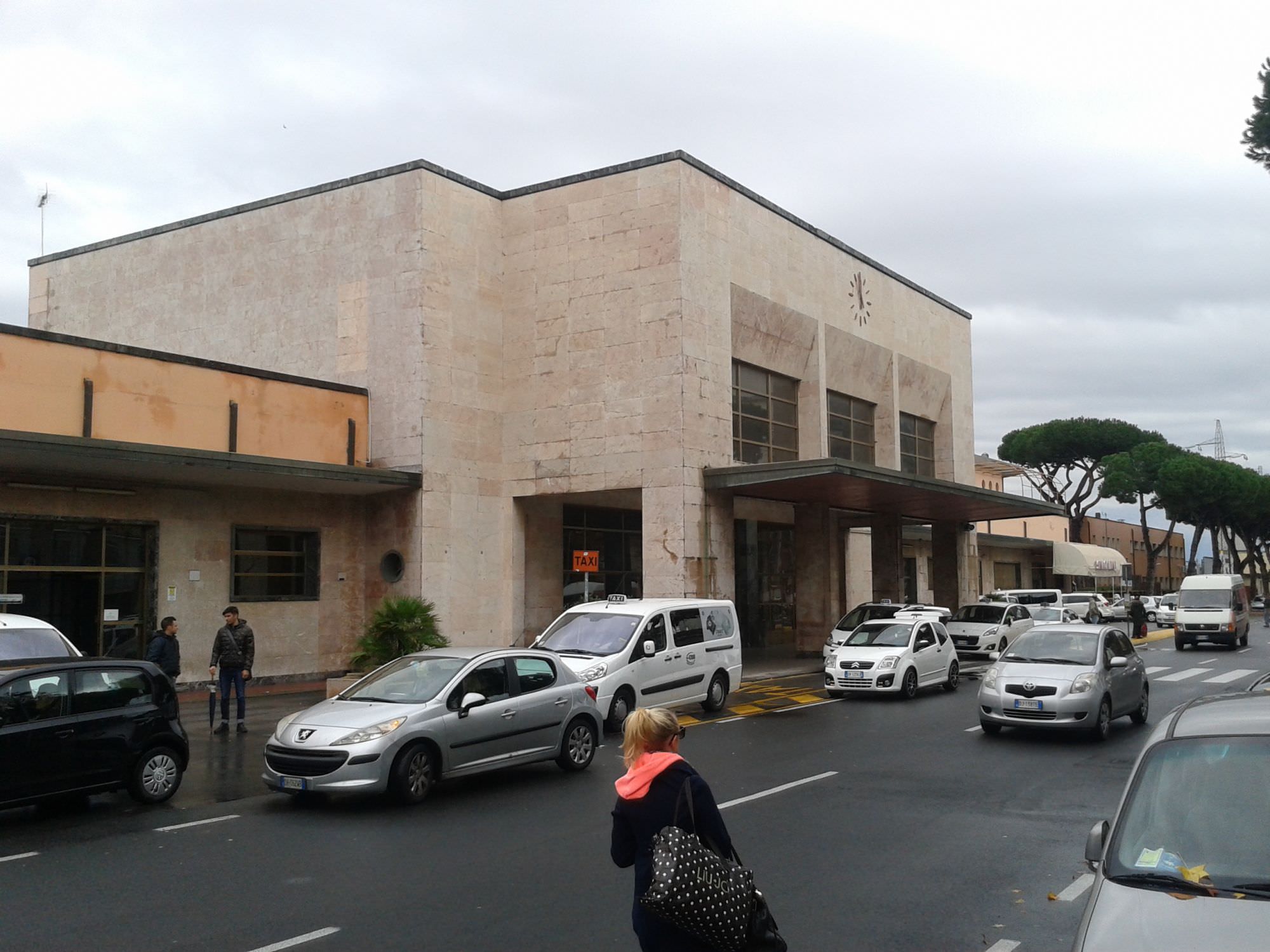 Paura alla stazione. Minaccia una donna con un coltello