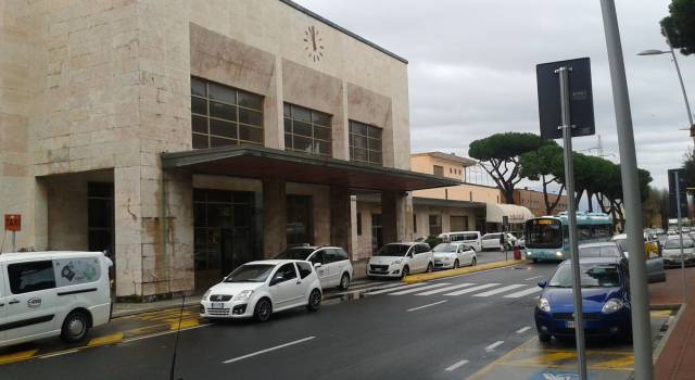 Spari contro i vetri del bar della stazione