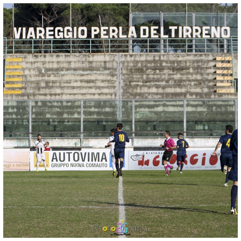 I volontari ripuliscono la gradinata dello stadio