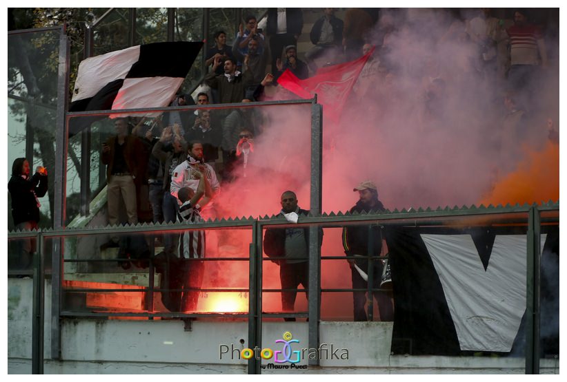 Tamburi e fumogeni, allo stadio dei Pini si rivedono gli ultras