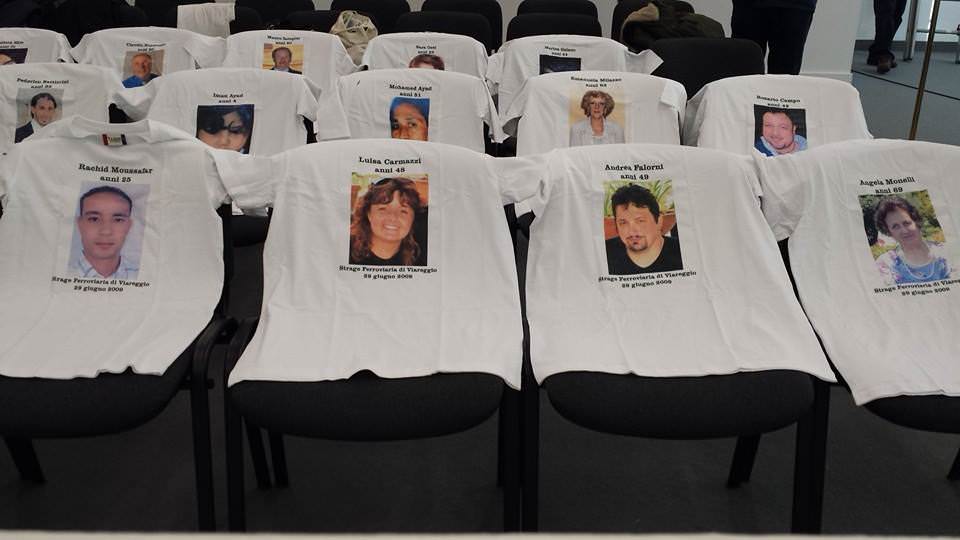 Strage Viareggio: in aula 32 maglie bianche con i volti delle vittime