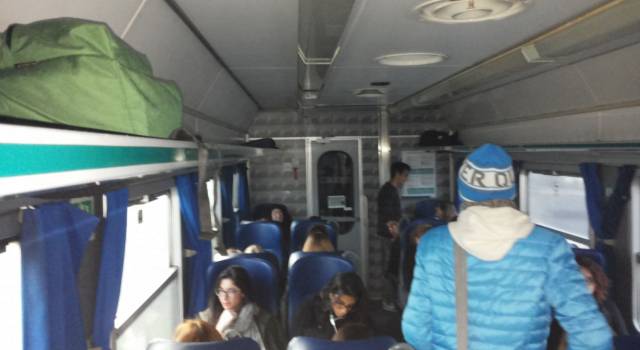 Carrozze al buio sul treno Spezia-Pisa, proteste dei pendolari