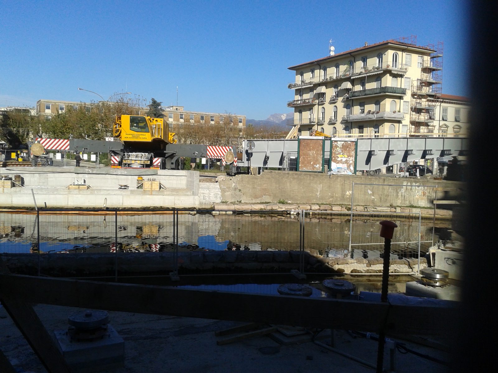 Arrivata la gru per il posizionamento del Ponte Girante