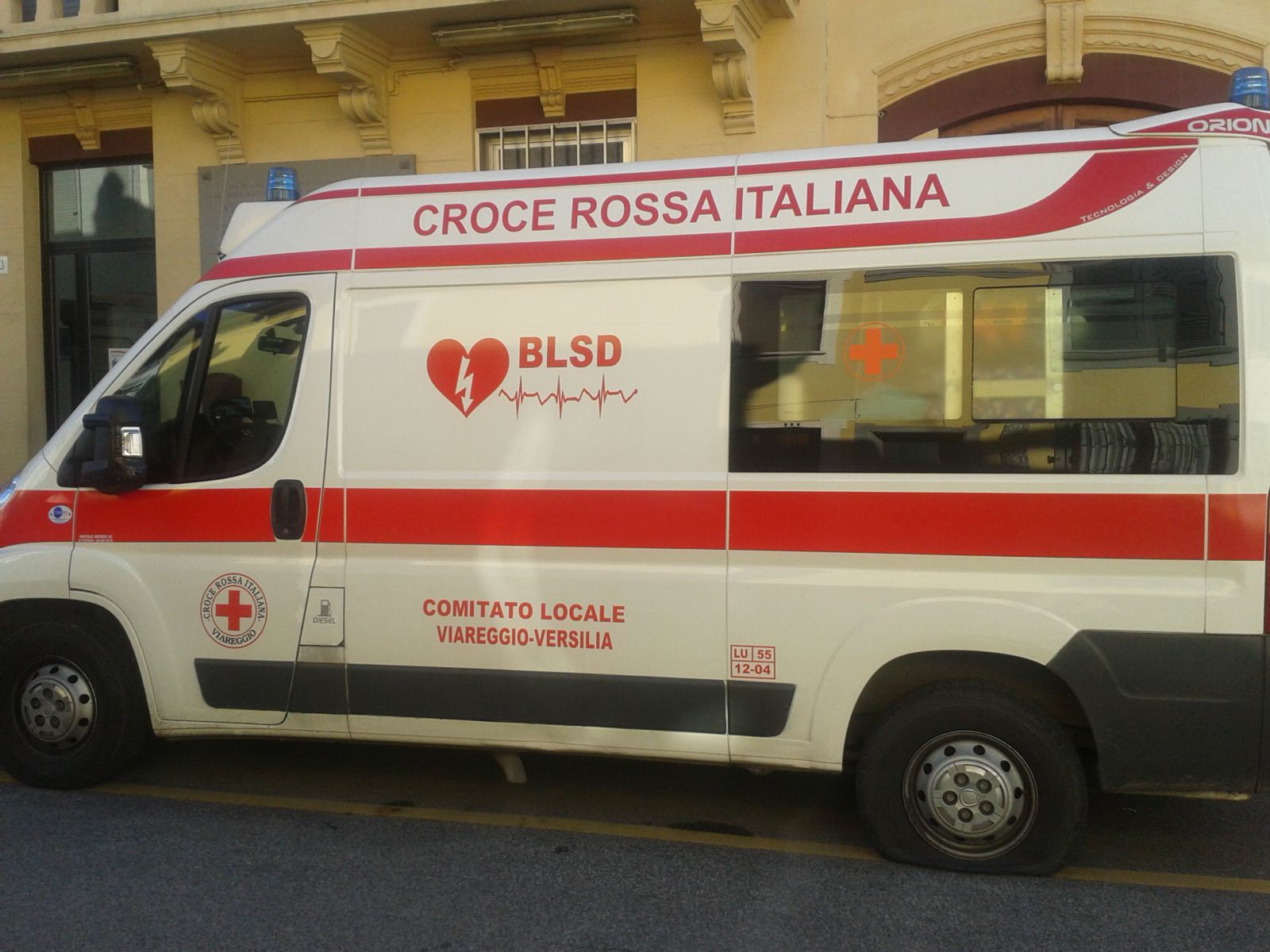 Tagliate le gomme a due ambulanze della Croce Rossa