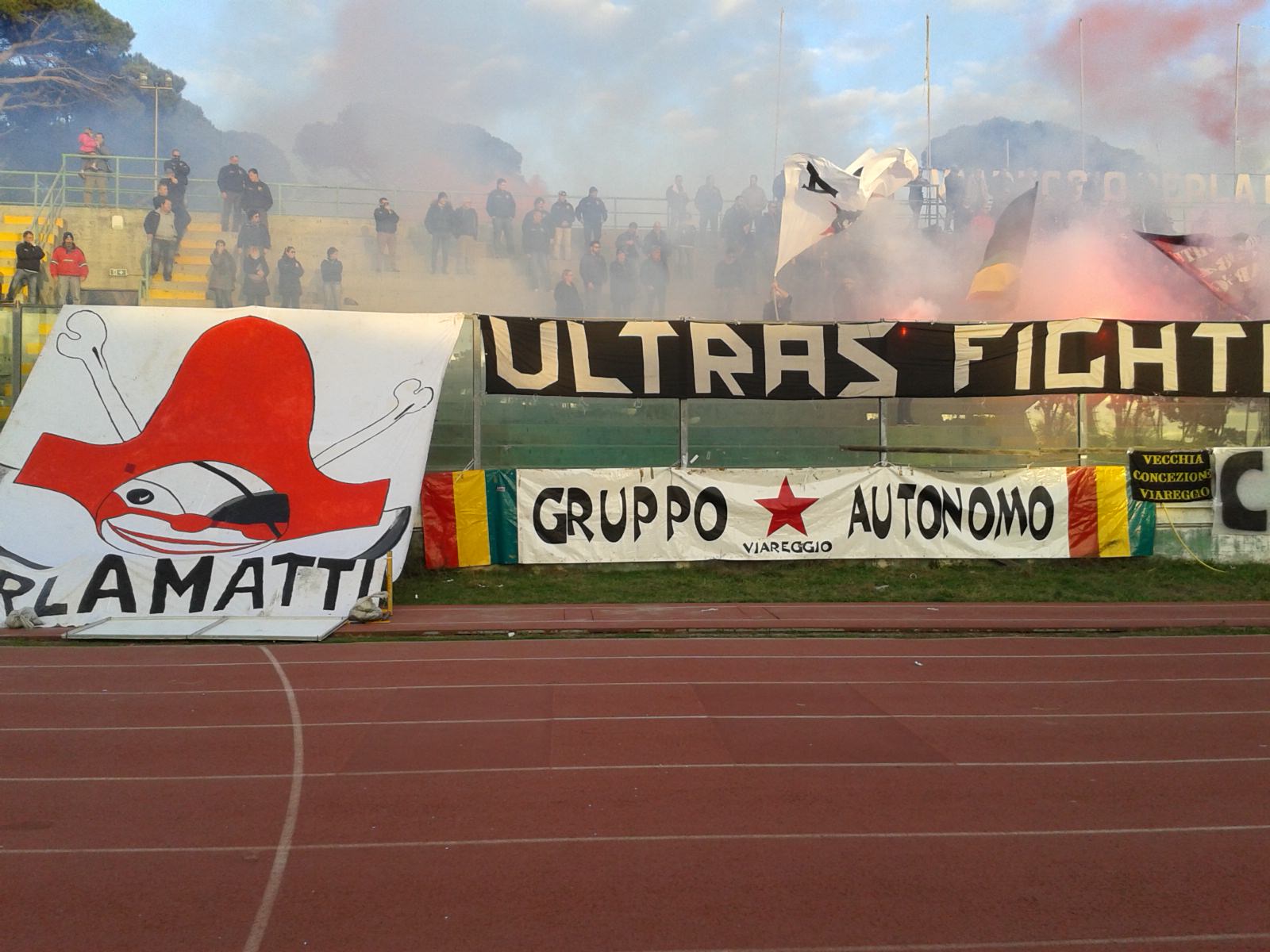 I tifosi del Bologna ricordano Lele Santarcangelo con uno striscione