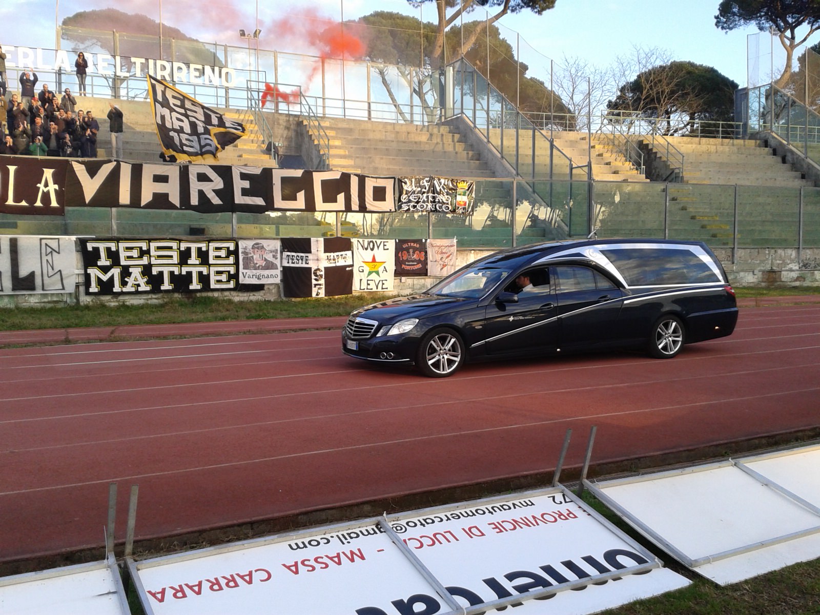 L’omaggio degli ultras a “Lele” Santarcangelo (video)