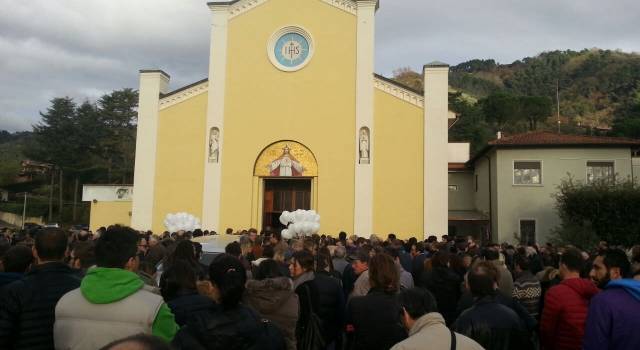 È il giorno del lutto: una folla per l&#8217;ultimo addio a Manuele Iacconi