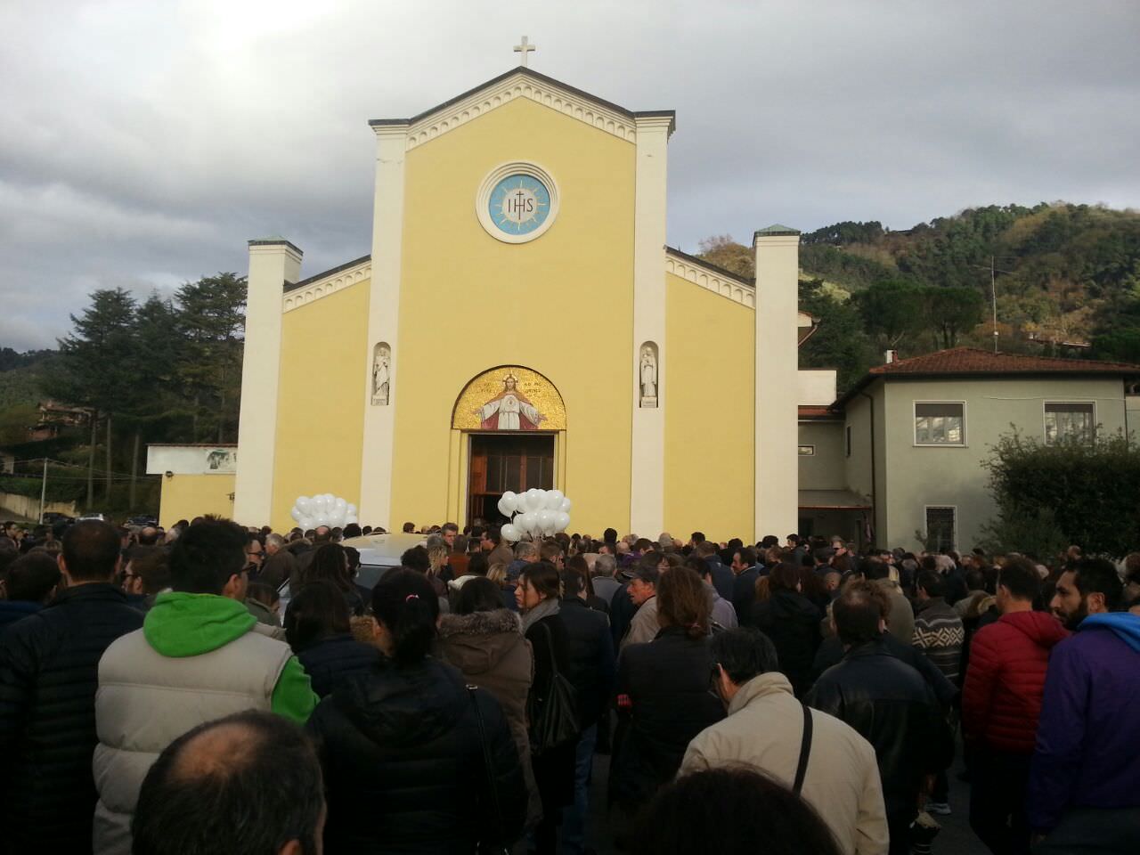 È il giorno del lutto: una folla per l’ultimo addio a Manuele Iacconi