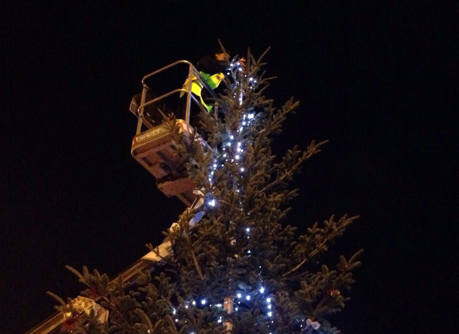 La città si mobilita e addobba l’albero di Natale in Piazza Mazzini