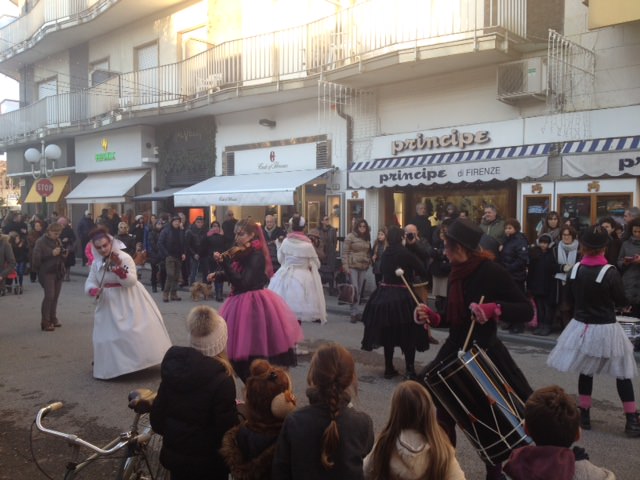 Grande successo a Forte dei Marmi per gli Artisti di Strada