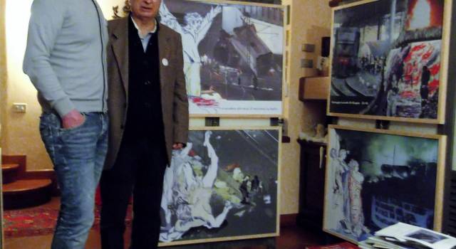 Marco Piagentini in visita alla mostra di Carlo Carli sulla strage del 29 giugno