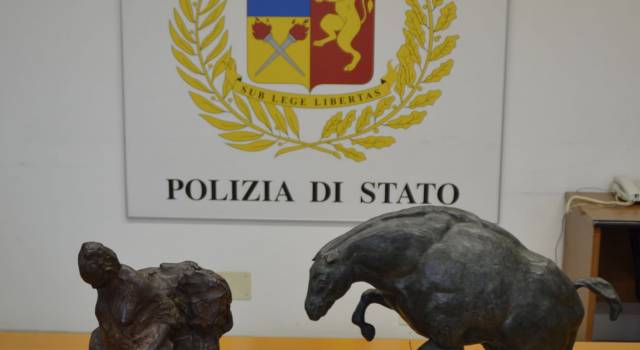 La polizia recupera tre sculture e denuncia una coppia per ricettazione in concorso