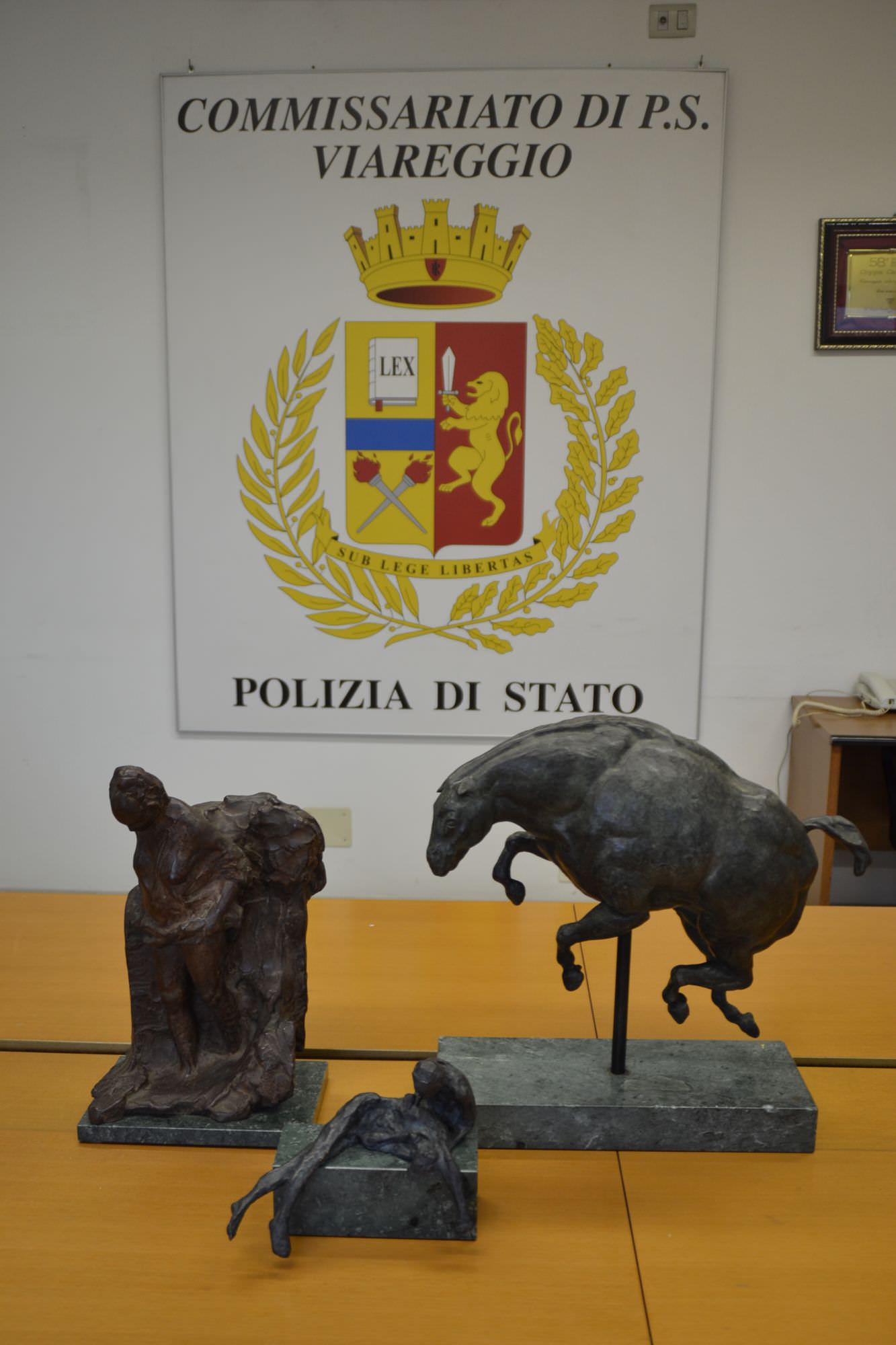 La polizia recupera tre sculture e denuncia una coppia per ricettazione in concorso