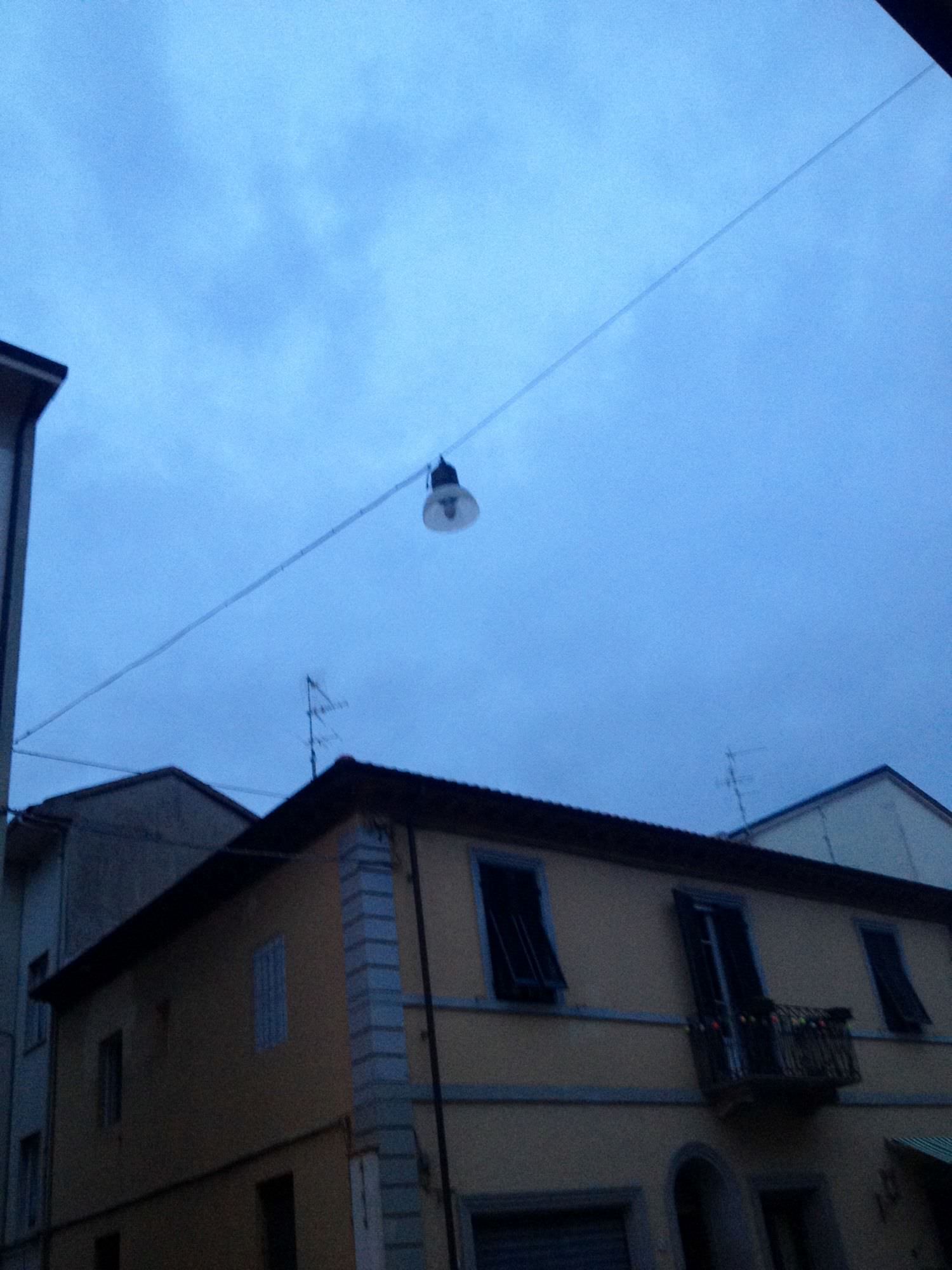 Lampioni spenti e frazioni al buio. Segnalazioni a Pietrasanta dopo la denuncia di Mallegni