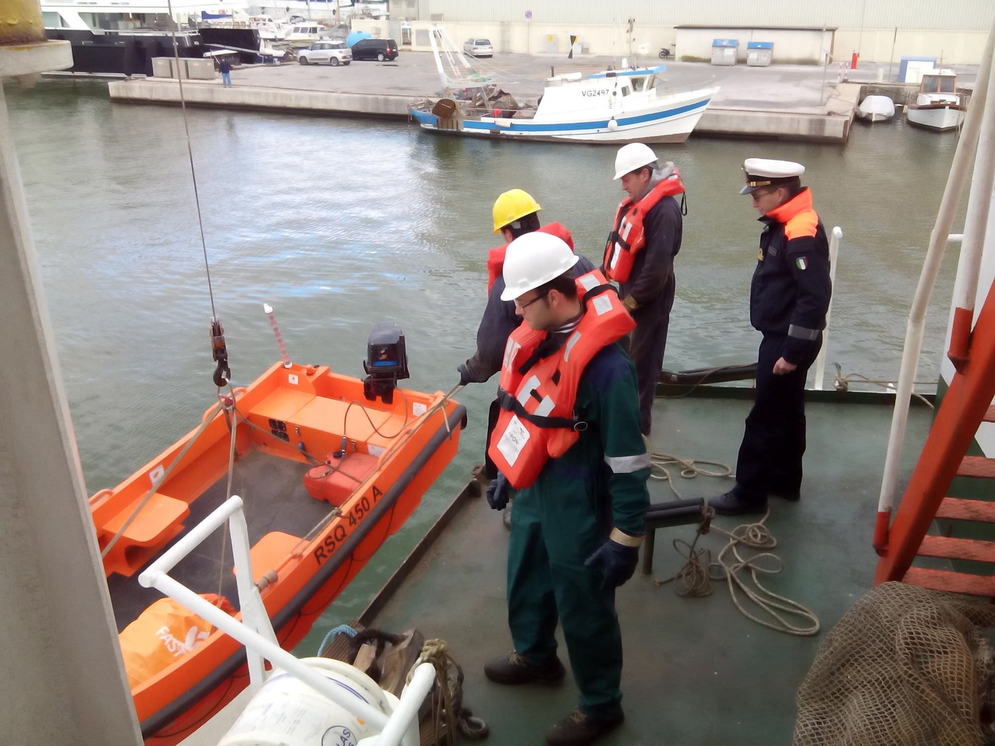 La Capitaneria di porto ispeziona la draga Gino Cucco