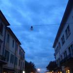 Strada al buio. Commercianti e residenti costretti a comprarsi una lampadina che il comune non può permettersi 1 (Foto: Matteo Ghilarducci)