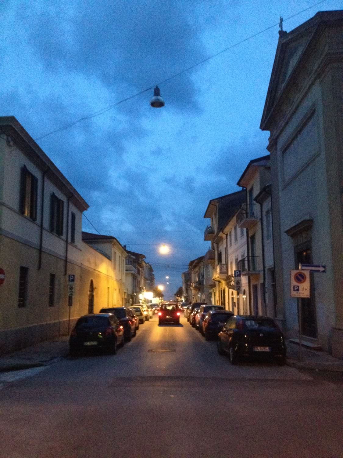 Strada al buio. Commercianti e residenti costretti a comprarsi una lampadina che il comune non può permettersi