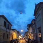 Strada al buio. Commercianti e residenti costretti a comprarsi una lampadina che il comune non può permettersi 3 (Foto: Matteo Ghilarducci)