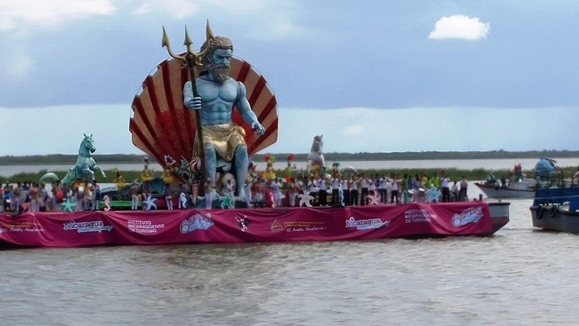 Il grande Nettuno dei fratelli Bonetti protagonista al Carnevale acquatico di San Carlos. Sempre più stretta la collaborazione tra Viareggio e Nicaragua