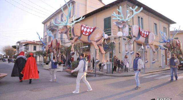 Natale a Carnevale a Forte dei Marmi tra Burlamacco e Ondina e la mascherata di Luca Bertozzi