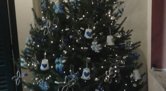 Un albero di Natale riciclato per incentivare la differenziata