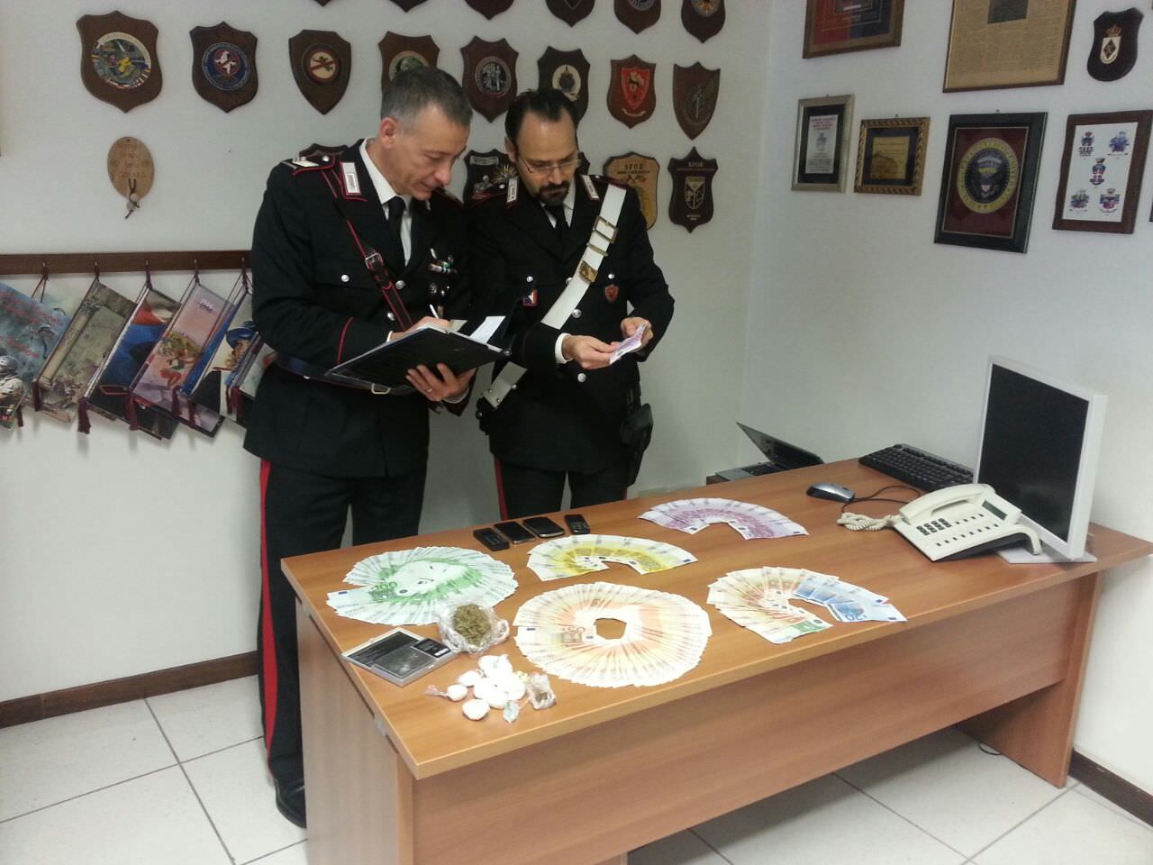 Cocaina, hashish e 30mila euro nascosti sotto il tetto. Arrestati due giovani