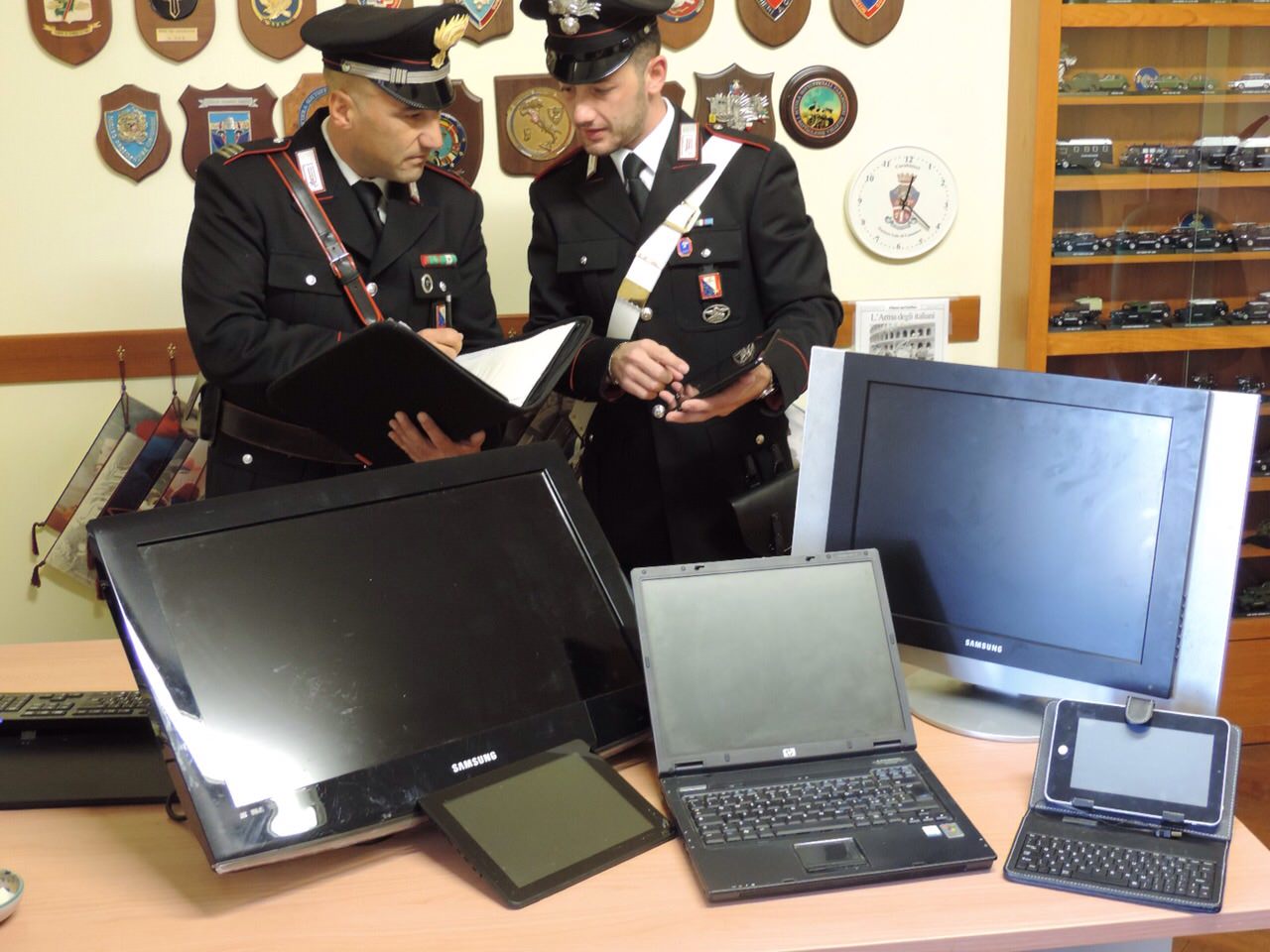 Pc portatili, tavoli e televisori. Il bottino nascosto in un edificio abbandonato di Lido