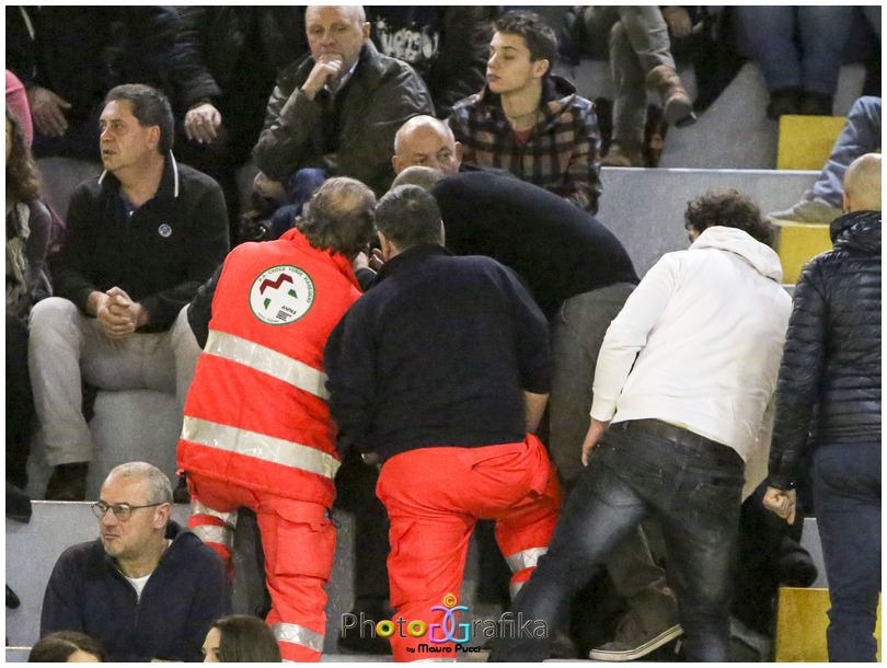 Colpito al volto da una pallina al palazzetto, soccorso tifoso