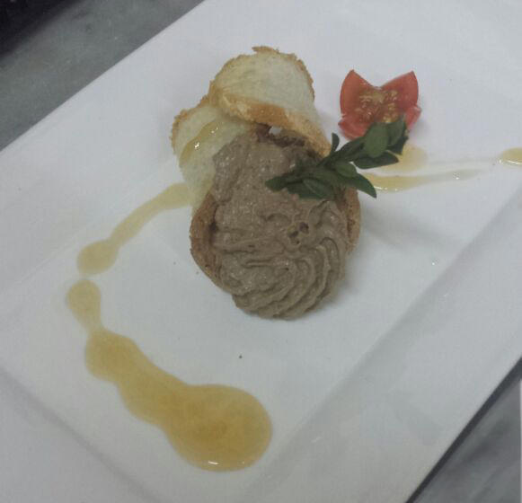 Cornucopia di pane casalingo con spuma di patè fine