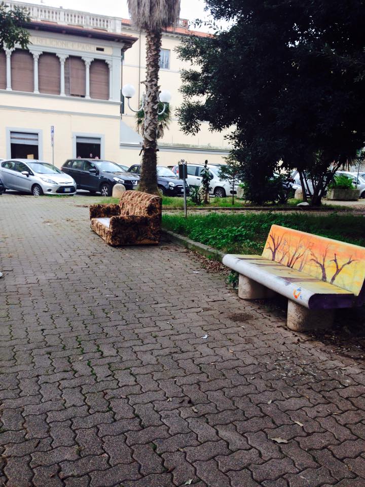 Tra le panchine di piazza Piave spunta un divano