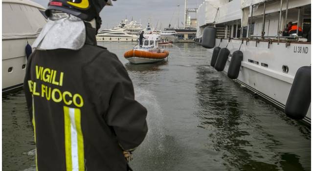 Yacht a fuoco nel porto di Viareggio, ma era un&#8217;esercitazione