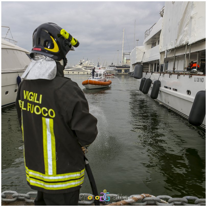 Yacht a fuoco nel porto di Viareggio, ma era un’esercitazione