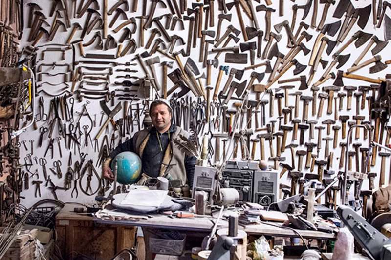 Chi fa davvero le grandi sculture di Damien Hirst e soci? Il Daily Beast incorona gli artigiani di Pietrasanta