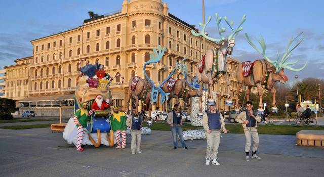 Il Carnevale di Viareggio a Forte dei Marmi, sfila la mascherata di Luca Bertozzi