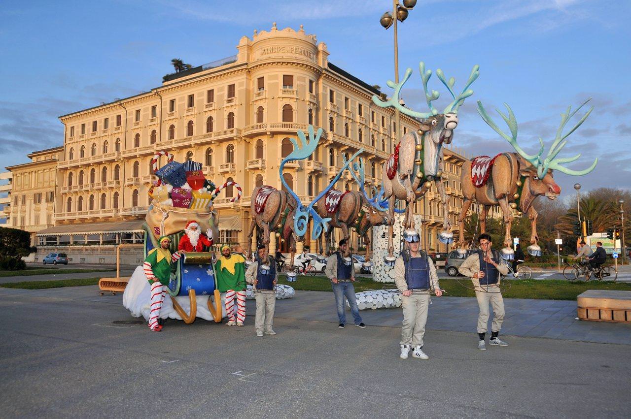 Il Carnevale di Viareggio a Forte dei Marmi, sfila la mascherata di Luca Bertozzi