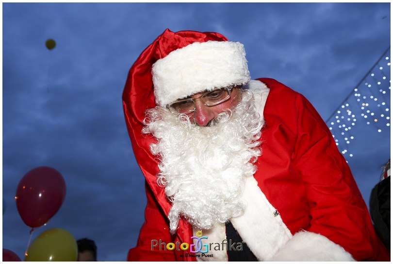 Luci al led e addobbi ogni 50 metri, Lido di Camaiore si prepara al Natale