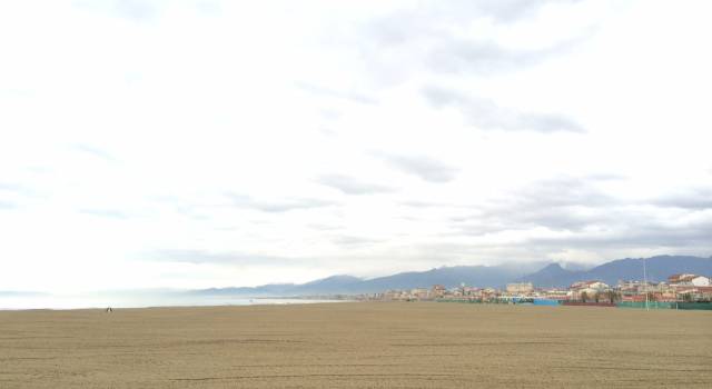 Rimosse decine di tonnellate di rifiuti sulla spiaggia di Viareggio dai balneari