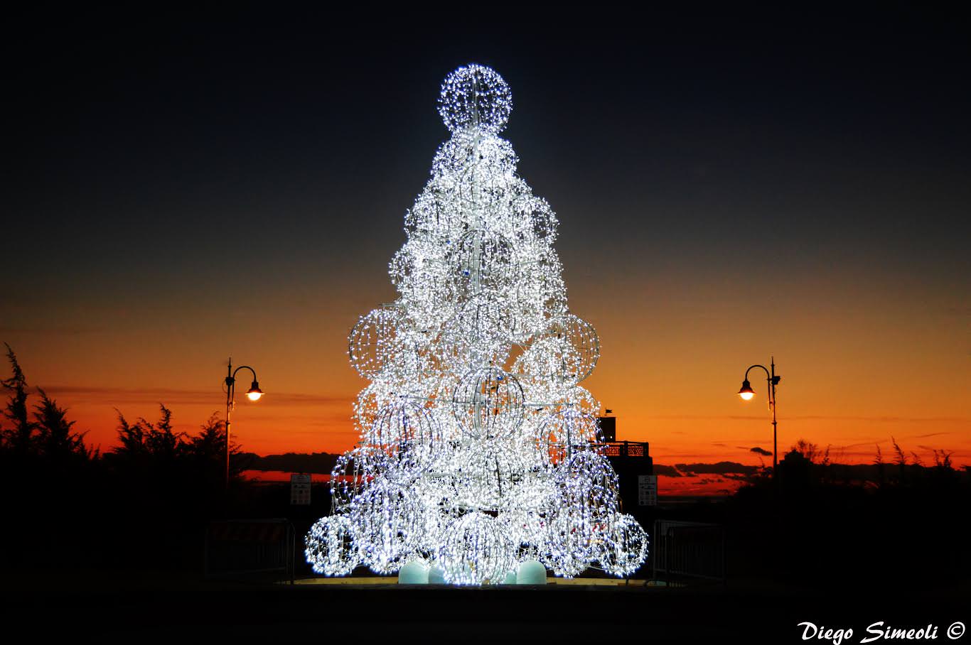 Natale in crisi, poco più di 350 euro a famiglia per i regali sotto l’albero